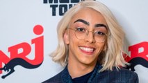 En plein vol, Bilal Hassani remplace l'hôtesse de l'air et fait le show !
