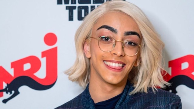 En plein vol, Bilal Hassani remplace l'hôtesse de l'air et fait le show !