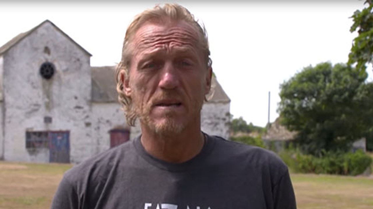 Un acteur de Game of Thrones demande aux fans d...