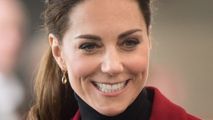 Kate Middleton ultra chic en blazer et skinny jean ! (Vidéo)