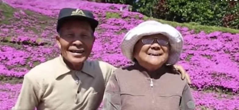 Ce mari plante des fleurs pour redonner le sourire à sa femme aveugle