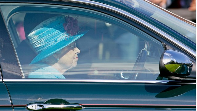 Naissance du royal baby : la voiture de la reine aperçue à Windsor affole les fans ! (Vidéo)