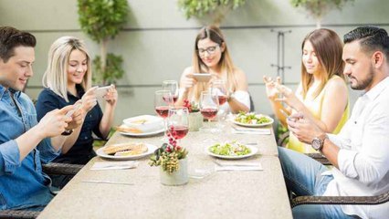 Cette mauvaise habitude que vous avez sûrement pendant les repas