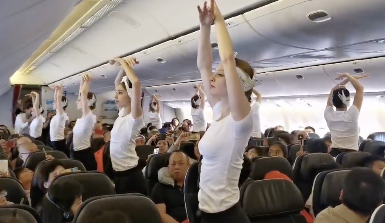 En plein vol des danseuses de l’Opéra de Paris exécutent “Le Lac des cygnes”