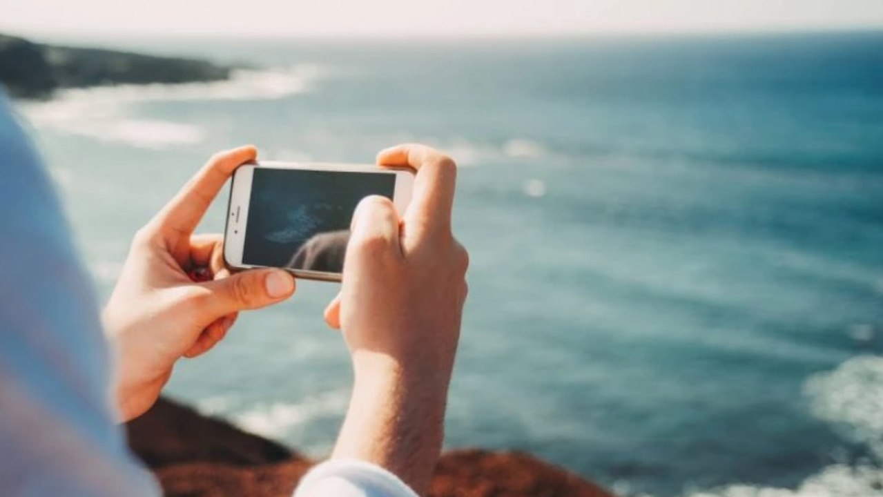 Une femme fait tomber son téléphone à la mer :  quelque chose d'incroyable se produit ! (VIDÉO)