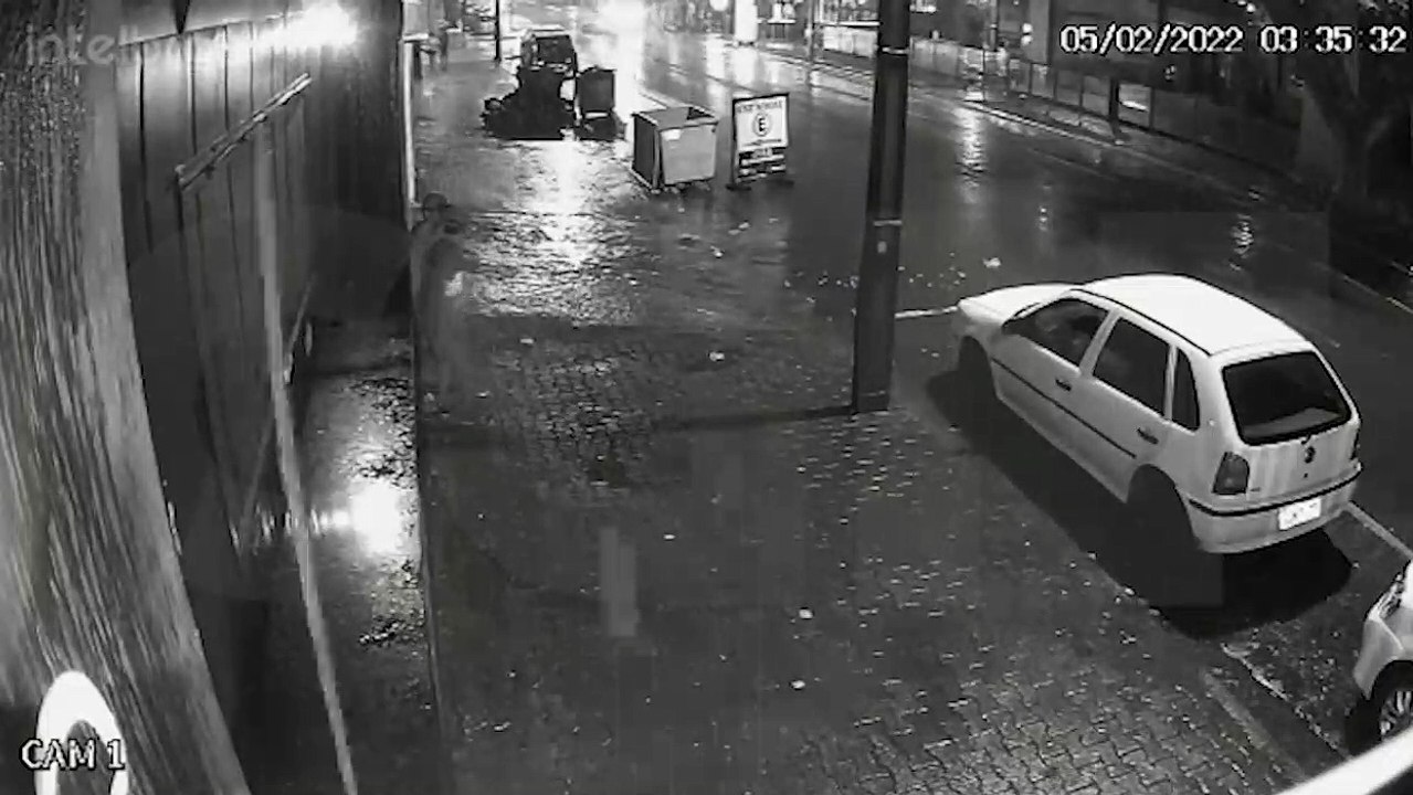 Imagens mostram momento em que indivíduo armado com simulacro entra em estabelecimento para agredir um homem