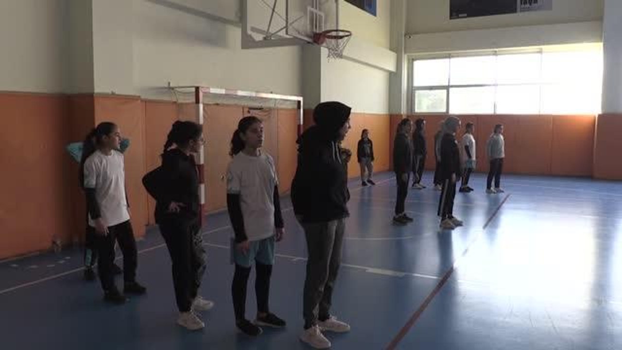 ŞANLIURFA - Toprak sahadan spor salonuna geçen...
