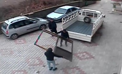 Nakliyeci tutup güpegündüz alüminyum çerçeveleri çaldılar
