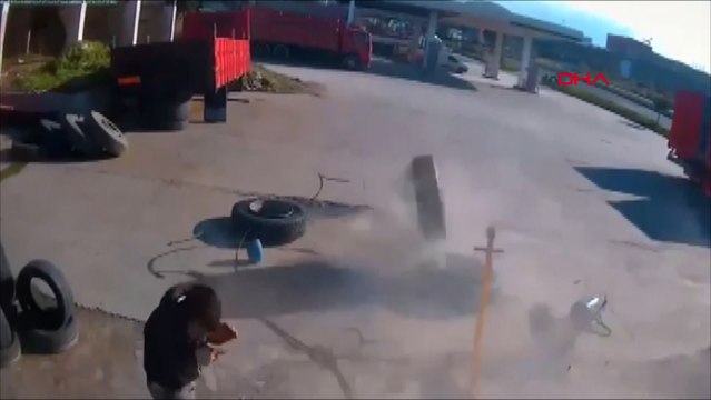 Kamyon lastiği patladı, tamirci son anda kurtuldu
