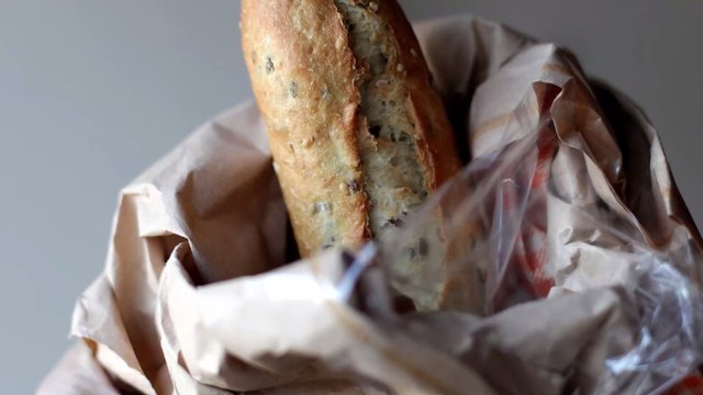 Un boulanger imprime des attestations de sortie sur le sachet de ses baguettes