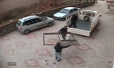 Araç kiralayıp, bina önündeki malzemeleri çaldılar