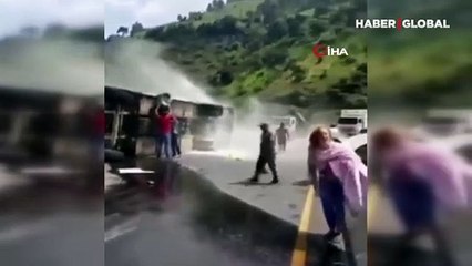 Kolombiya'da virajı alamayan yolcu otobüsü devrilip metrelerce sürüklendi! O anlar kamerada