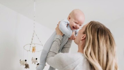 Scandale : une mère accroche son bébé à un tabouret de bar lors d'un rencard