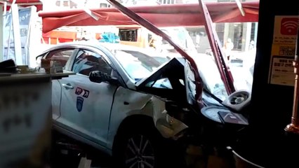 택시가 상가 건물 들이받아...주유소에서도 돌진 사고 / YTN