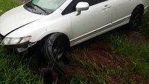 Condutor se perde e para carro no canteiro no canteiro central da BR-277