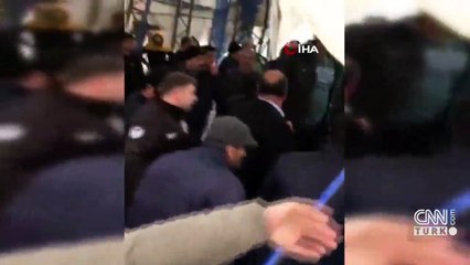 Halı sahanın çatısı çöktü, altında kalan 3 çocuğu vatandaşlar kurtardı