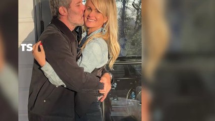 Laeticia Hallyday : crop top et jupe taille basse, son look bohème fait fureur