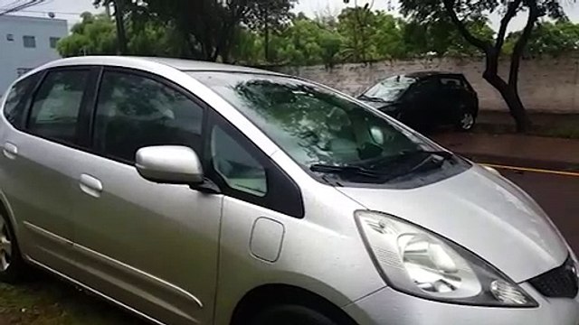 Veículo Ka capota após colidir com carro estacionado no Bairro Santa Cruz