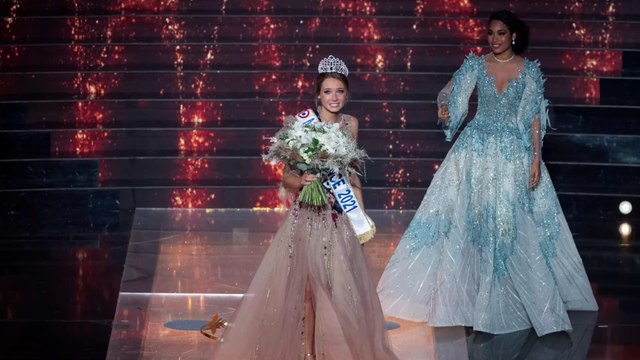 Amandine Petit reçoit les précieux conseils d'Iris Mittenaere (pour gagner Miss Univers 2020 ?)