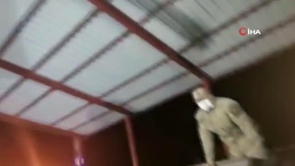 Kaçak göçmenler kamyon kasasında böyle yakalandı