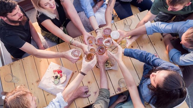 Insolite : ce bar propose aux clients de payer en billets de Monopoly