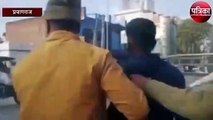 कुंडा विधानसभा के सपा उम्मीदवार गुलशन यादव के नामांकन के दौरान युवक ने सटाया पिस्टल