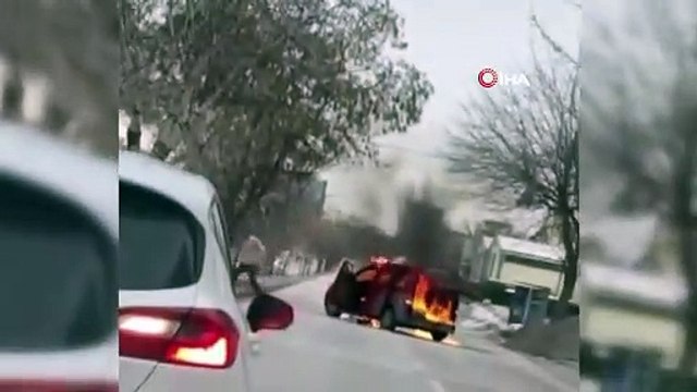 Konyalı vatandaş, yol ortasında otomobilini ateşe verdi