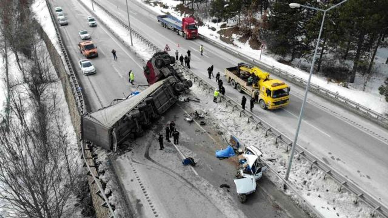 Asker ocağına teslim olmaya giderken kazada hayatını kaybetti