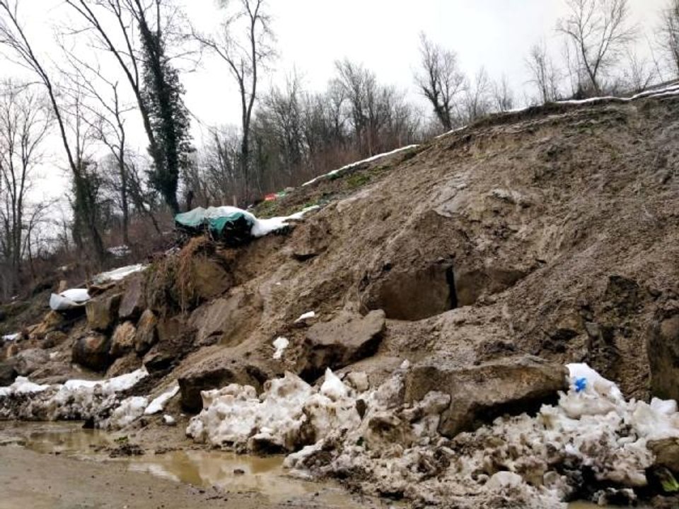 Eriyen kar heyelana neden oldu, duvarlar yıkıldı
