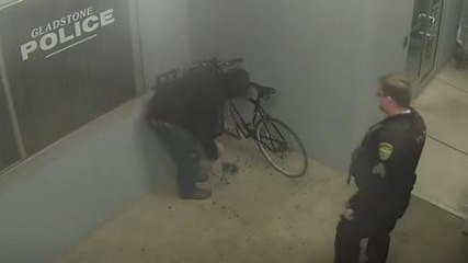 This Guy Tried To Steal A Bike… In Front Of A Police Station