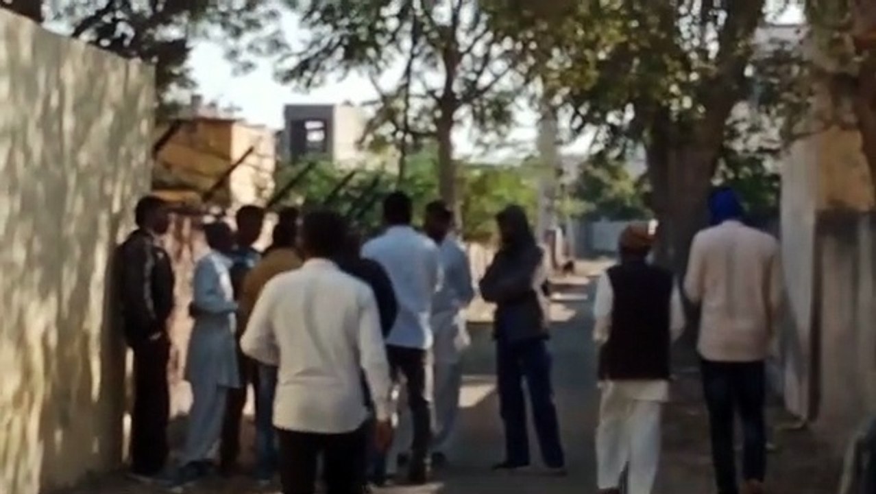 कुंड में मिला युवक का शव, परिजन बोले हत्या हुई है