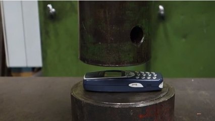 He Tests The Resistance Of A Nokia 3310 With A Hydraulic Press And The Result Will Surprise You