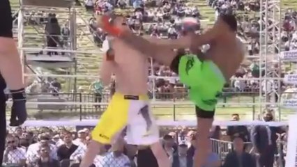 MMA: Edward Massey Connects With A Spectacular Head Kick Sending His Opponent To The Mat