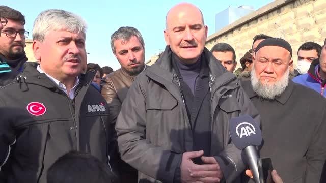 Son dakika! İçişleri Bakanı Soylu, yapımı süren briket evleri inceledi (3)