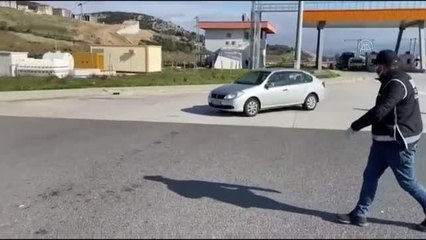 Otomobilin kapı iç bölmelerine gizlenmiş 28 tabanca ele geçirildi