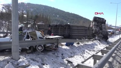 ARIZALANAN TIR GERİYE KAYDI, OTOMOBİLE ÇARPTI 1 ÖLÜ, 2 YARALI