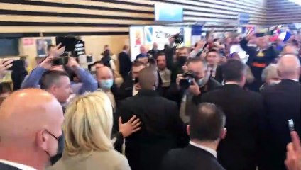 Reims: les sympathisants du RN se rassemblent avant le meeting de Marine Le Pen