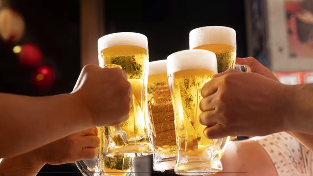 Experts urge covid-19 vaccine receivers to avoid alcohol