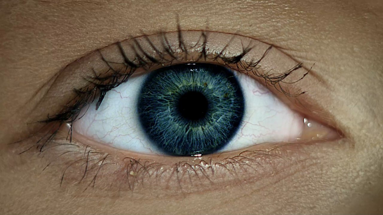 She saw something terrifying in the reflection in her sunglasses while taking a selfie