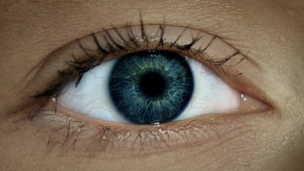 She saw something terrifying in the reflection in her sunglasses while taking a selfie
