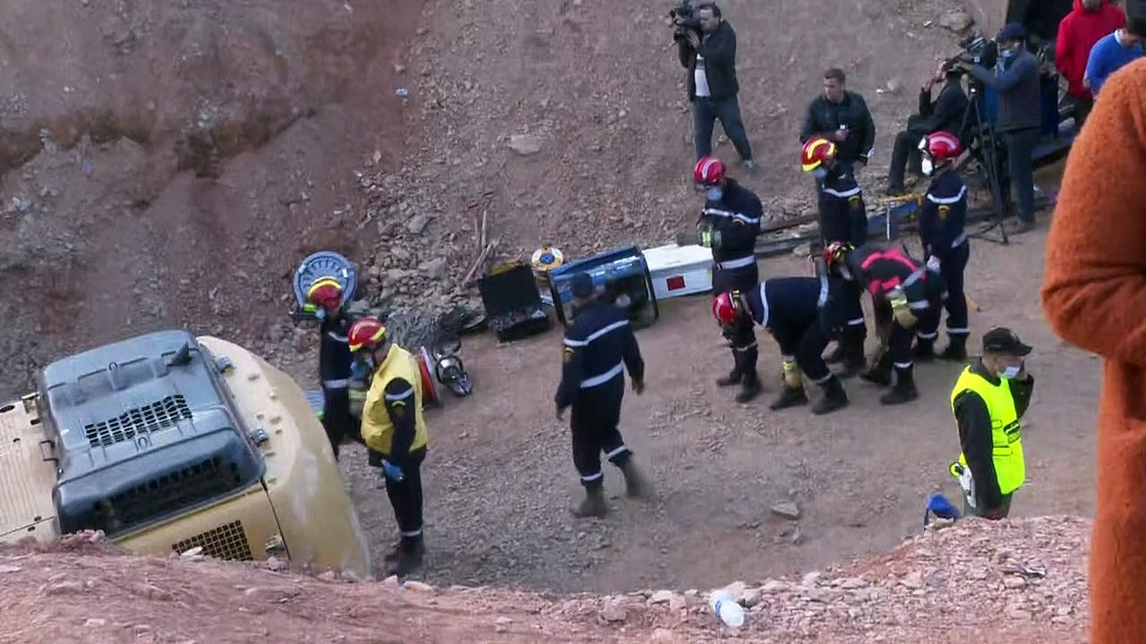 المسعفون يدخلون النفق لمحاولة إخراج الطفل ريان