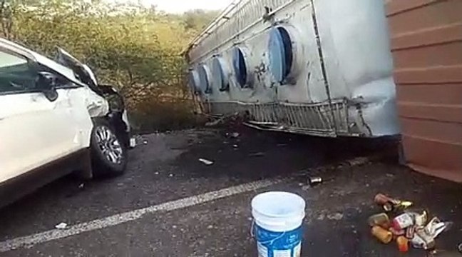 केमिकल से भरा टैंकर पलटा, कार टकराई