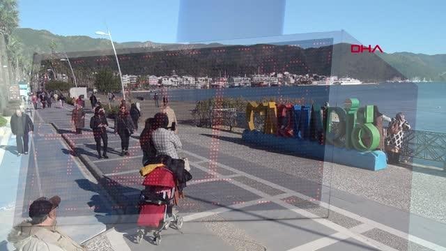 MARMARİS'TE ŞUBAT AYINDA GÜNEŞLİ HAVAYI GÖRENLER SAHİLLERİ DOLDURDU