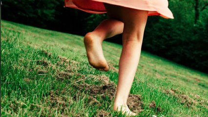 This photo of a little girl without legs is driving Internet users crazy