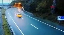 Artvin'de taksi sürücüsünün yamaçtan kopan kayalardan saniyelerle kurtulması kamerada