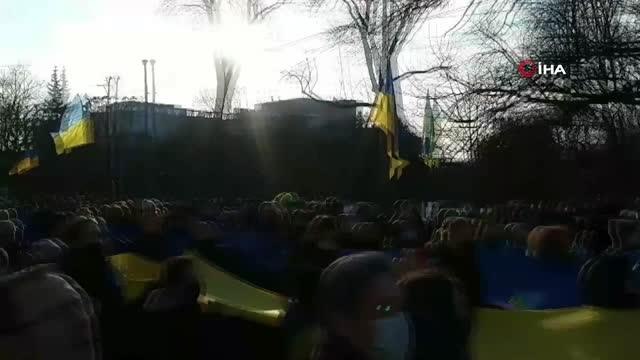 Rusya sınırına yakın olan Harkov'da Rusya karşıtı protesto