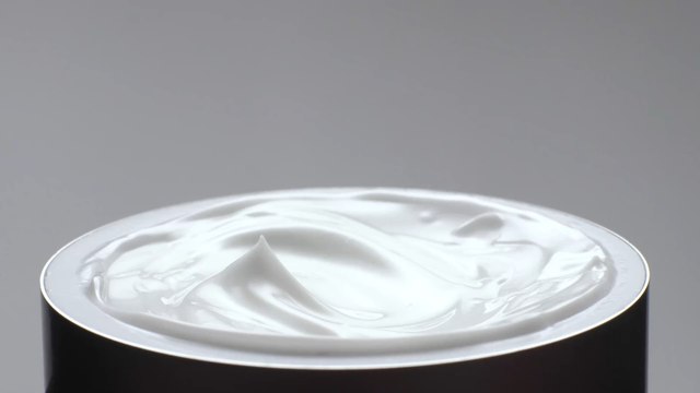 Everything you need to know about azelaic acid, the miracle product for acne and pigmentation