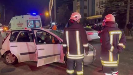 Afyonkarahisar'da iki otomobilin çarpışması sonucu 3 kişi yaralandı