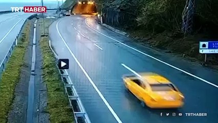 Yola düşen kayalardan otomobil son anda kurtuldu