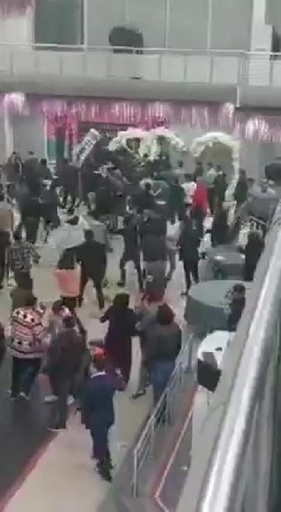 Düğünde sandalyeler havada uçuştu, ortalık savaş alanına döndü; o anlar kamerada